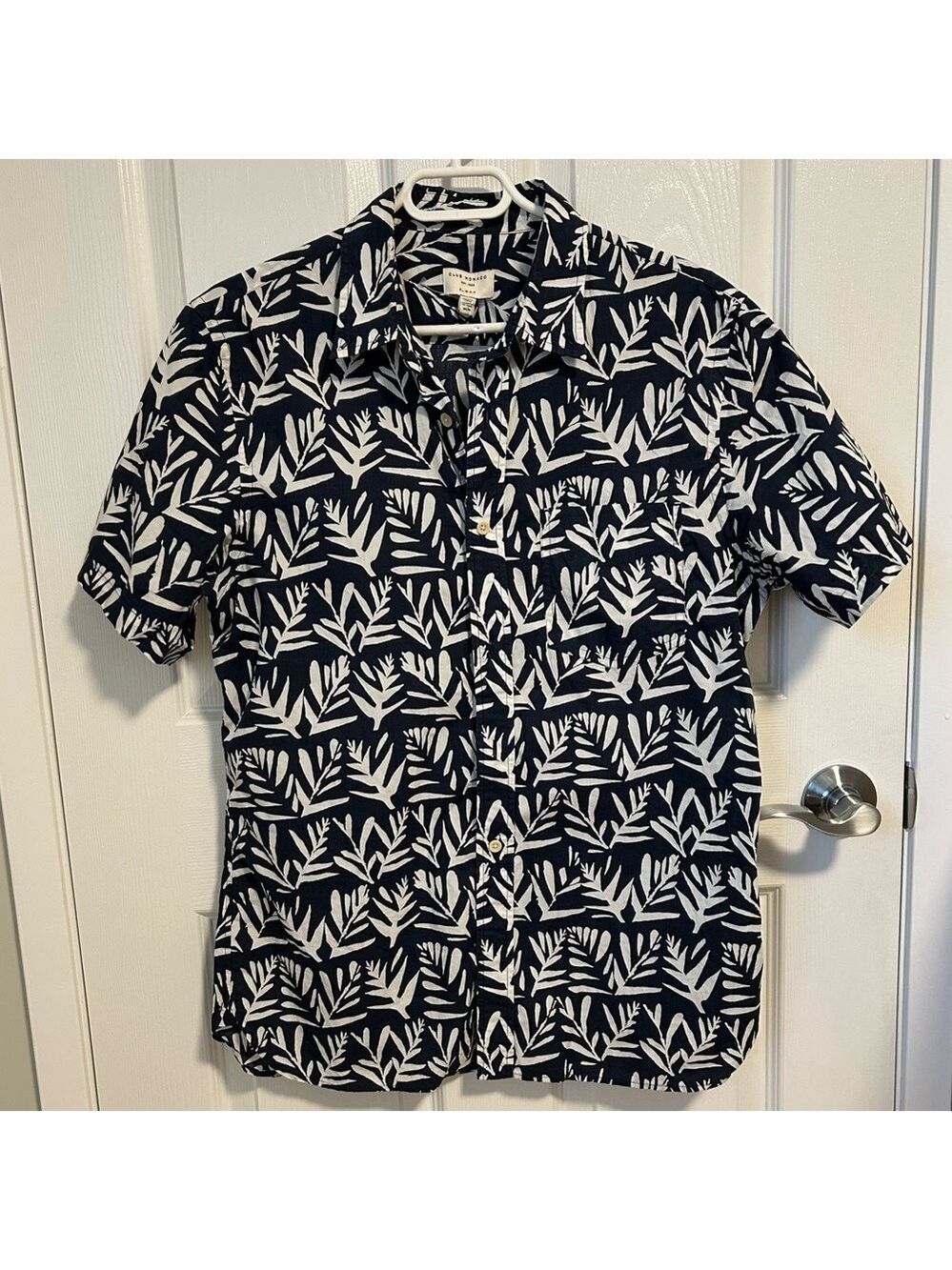 Club Monaco Men's Navy and White Leaf Print Short Sleeve Shirt, Size Medium.